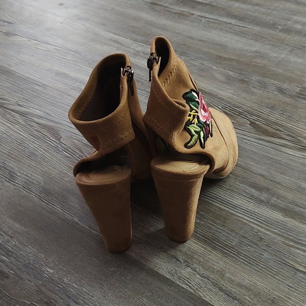Derek Heart tan embroidered floral peep toe ankle booties Sz 9 - Picture 4 of 8